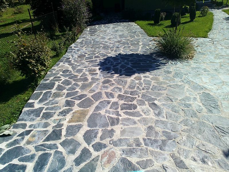 Štípaný kámen na zahradní chodníky