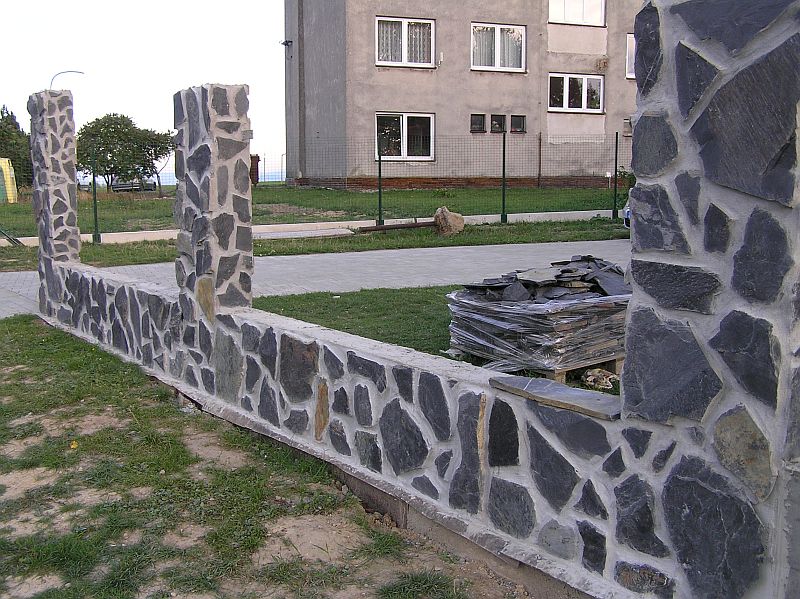 Štípaný kámen na zahradní chodníky